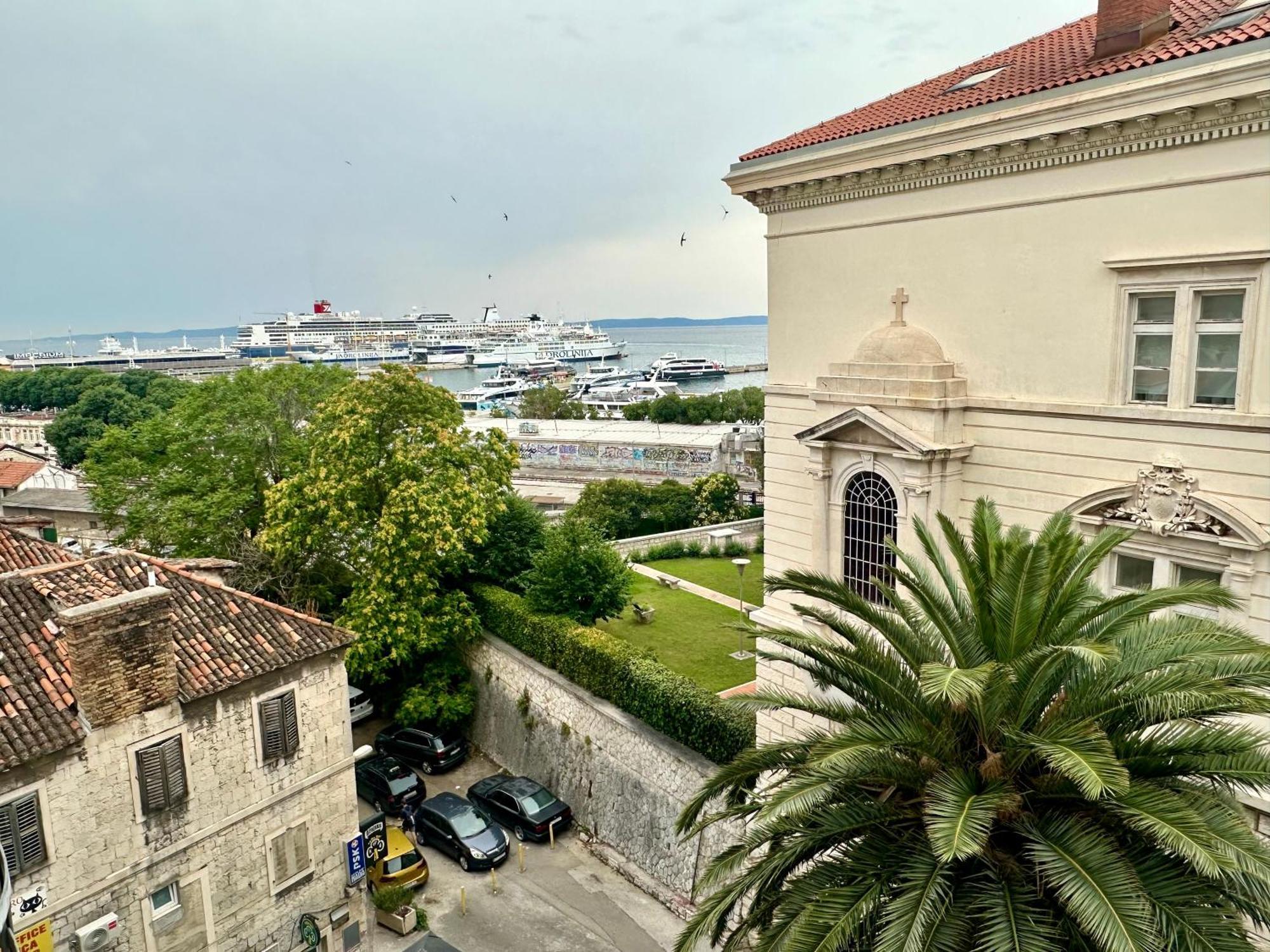 Mariani Luxury Rooms In Center Split Bagian luar foto